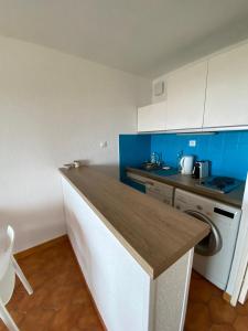 A kitchen or kitchenette at Boost Your Immo Drakkar Six Fours Les Plages 526