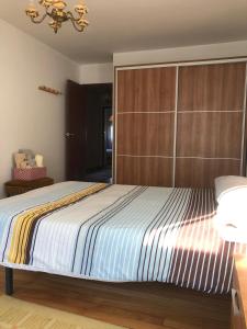 1 dormitorio con 1 cama grande y armario grande en S lazaro, en Noia