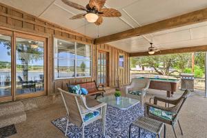 un soggiorno con tavolo da biliardo e sedie di Waterfront Lake Brownwood Gem with Private Dock a Lake Brownwood