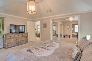 Ένα ή περισσότερα κρεβάτια σε δωμάτιο στο Cozy Skyforest Cabin about 1 Mi to Lake Arrowhead!