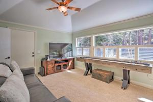 Μια τηλεόραση ή/και κέντρο ψυχαγωγίας στο Cozy Skyforest Cabin about 1 Mi to Lake Arrowhead!