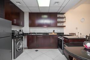 Cucina o angolo cottura di HiGuests - Deiras Lucky Find, 5-min to the Airport