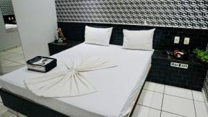 Un pat sau paturi într-o cameră la Motel Copacabana Cafe