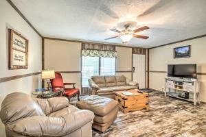 uma sala de estar com mobiliário de couro e uma ventoinha de tecto em Cozy Hardin Retreat with Lake Kentucky View! em Aurora