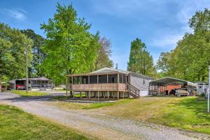 Foto da galeria de Cozy Hardin Retreat with Lake Kentucky View! em Aurora