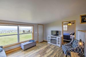 sala de estar con sofá y TV en Peace and Premier Fishing on Bay of Green Bay!, en Oconto