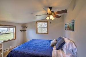 1 dormitorio con 1 cama azul y ventilador de techo en Peace and Premier Fishing on Bay of Green Bay!, en Oconto