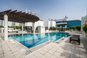 una piscina sul tetto di un edificio di HiGuests - Deiras Lucky Find, 5-min to the Airport a Dubai