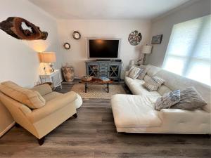 Χώρος καθιστικού στο St Augustine Beach Condo 3/5 Min Walk Beach/Cafes +39 φωτογραφίες