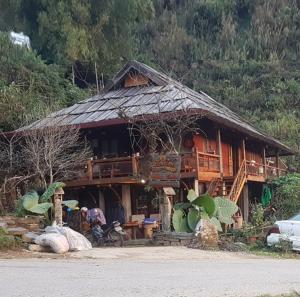 サパにあるFieu Houseの茅葺き屋根の家