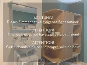 una imagen de un baño con espejo y lavabo en 5th Floor Basic Rooms - shared bathrooms, en Interlaken