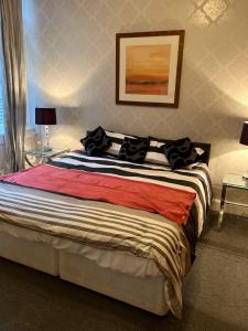 Vuode tai vuoteita majoituspaikassa Royal Mile Mansions 2 Bedroom - Edinburgh City Centre