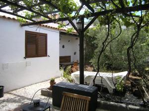 una casa y un patio con mesa y sillas en La Casita de Andres 1 en Agüimes