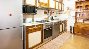 Il comprend une cuisine équipée d'un réfrigérateur et d'une cuisinière. four supérieur dans l'établissement Apartamento Pateo - Algarve - BY BEDZY, à Albufeira