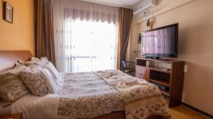 - une chambre avec un lit et une télévision à écran plat dans l'établissement Apartamento Pateo - Algarve - BY BEDZY, à Albufeira
