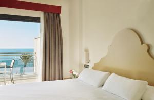 Säng eller sängar i ett rum på Estepona Hotel & Spa Resort
