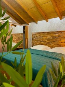 sypialnia z 2 łóżkami i drewnianym sufitem w obiekcie Bungalow Au coeur de la nature w mieście Petit-Bourg