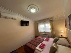 モスタルにあるホステル ディノのベッドルーム1室(ベッド1台、タオル2枚付)