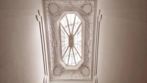a white ceiling with a window in a room at B&B Huis der Boede in Koudekerke