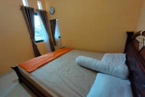 Кровать или кровати в номере OYO Home 91250 Desa Wisata Taraju