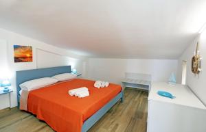 Tempat tidur dalam kamar di Residence El flaro - Punta Secca
