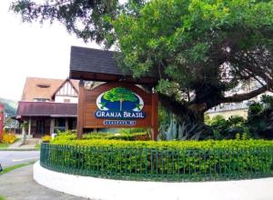 a sign for a champlainbush center with a tree at Flat 205 completo no Granja Brasil em Itaipava in Petrópolis +37 photos