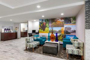 Гостиная зона в Clarion Pointe Charlottesville