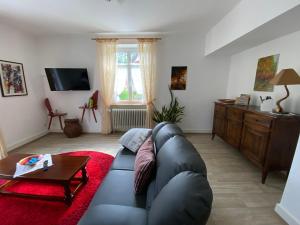 sala de estar con sofá de cuero y mesa en Haus Silberdistel, en Todtmoos
