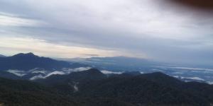 - une vue sur une chaîne de montagnes avec des arbres et des nuages dans l'établissement 5-6 PAX Family Room Skyview Golden Hills, Genting Highlands, à Genting Highlands