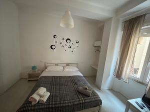 1 dormitorio con 1 cama con 2 toallas en Il Guasco Rooms, en Ancona