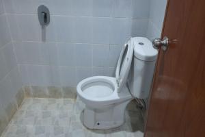 A bathroom at OYO 91251 Hotel Aida Lestari
