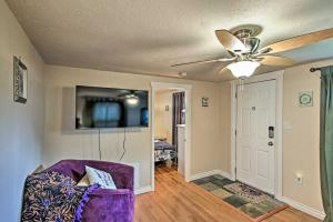 un soggiorno con ventilatore a soffitto e divano viola di Lovely Tacoma Cottage with Fire Pit, Near Dtwn! a Tacoma