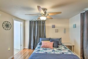 una camera con letto e ventilatore a soffitto di Lovely Tacoma Cottage with Fire Pit, Near Dtwn! a Tacoma