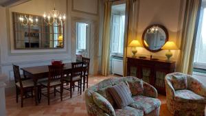 sala de estar con mesa, sillas y espejo en La Casa sul Colle, en Spoleto