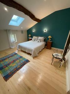 1 dormitorio con 1 cama grande y tragaluz en LA FERME DE VILLENEUVE en Saint-Antoine