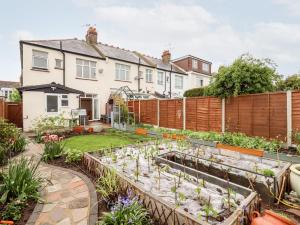 un jardín con muchas plantas en una casa en Ninety Eight en Southend-on-Sea