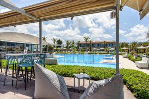 uitzicht op het zwembad van het resort bij Marinos Beach Hotel in Platanes