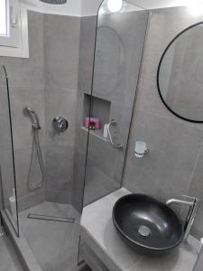 Ванная комната в Morpheas Pension Rooms & Apartments