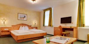 Posteľ alebo postele v izbe v ubytovaní Posthotel Strengen am Arlberg