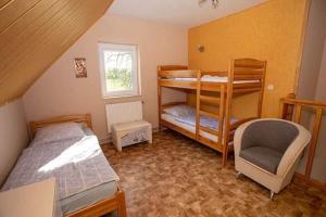 מיטה או מיטות קומותיים בחדר ב-Ranczo nad Stawem