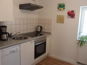 una cocina con fregadero y estufa en Ferienwohnung, Struppen, en Struppen 32 fotos más