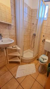 Un baño de Restaurant & rooms Visovac - best value