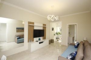 Μια τηλεόραση ή/και κέντρο ψυχαγωγίας στο Apto Copacabana - Recém Reformado e moderno, 5 min. da praia!