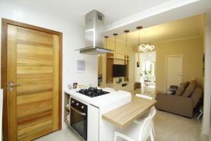 Η κουζίνα ή μικρή κουζίνα στο Apto Copacabana - Recém Reformado e moderno, 5 min. da praia!