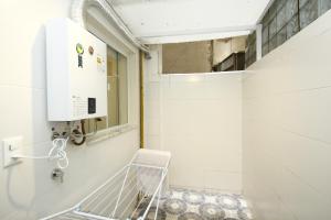 Ένα μπάνιο στο Apto Copacabana - Recém Reformado e moderno, 5 min. da praia! +36 φωτογραφίες