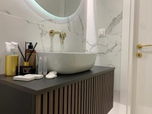 a bathroom with a bowl sink on a counter at Luxury Sahara Noir Mamaia Nord in Mamaia +26 photos