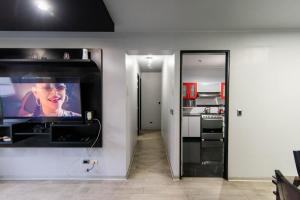 TV at/o entertainment center sa Miraflores Apartment