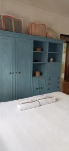 1 dormitorio con armario azul y cama en Casa Gonçalves, en Fânzeres