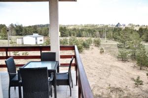 d'une terrasse avec une table et des chaises sur un balcon. dans l'établissement Helena Apartments, à Divčibare