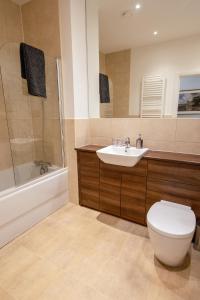 Ένα μπάνιο στο Hedgefield House - Serene Top Floor Flat